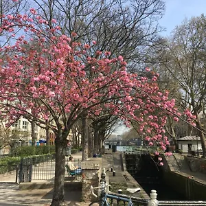 Paris, Au Bord Du Canal Saint Martin Apartment